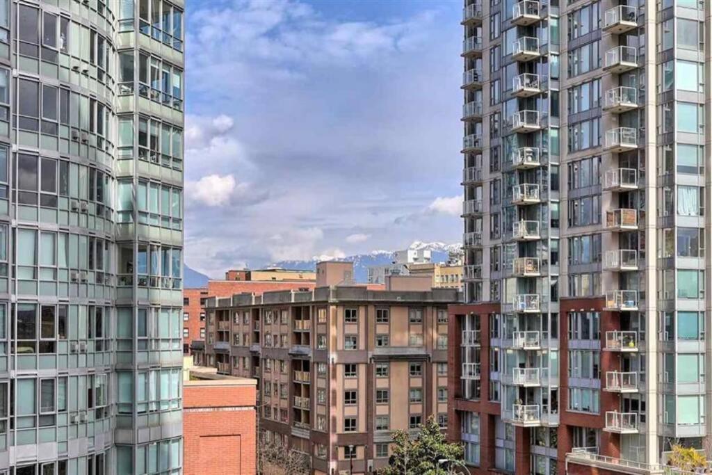 Lovely One-Bedroom Apartment With Pool, Hot Tub, And Gym In The Heart Of Downtown, Skytrain 3Min Away แวนคูเวอร์ ภายนอก รูปภาพ
