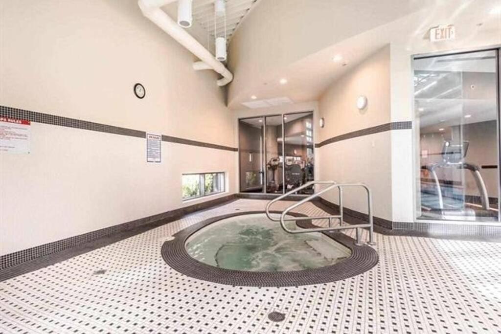 Lovely One-Bedroom Apartment With Pool, Hot Tub, And Gym In The Heart Of Downtown, Skytrain 3Min Away แวนคูเวอร์ ภายนอก รูปภาพ