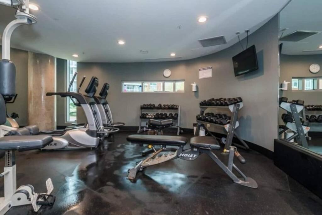 Lovely One-Bedroom Apartment With Pool, Hot Tub, And Gym In The Heart Of Downtown, Skytrain 3Min Away แวนคูเวอร์ ภายนอก รูปภาพ