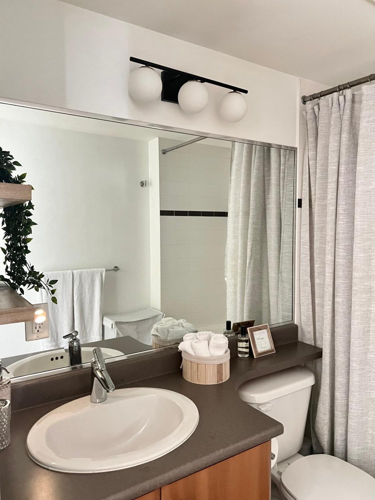 Lovely One-Bedroom Apartment With Pool, Hot Tub, And Gym In The Heart Of Downtown, Skytrain 3Min Away แวนคูเวอร์ ภายนอก รูปภาพ