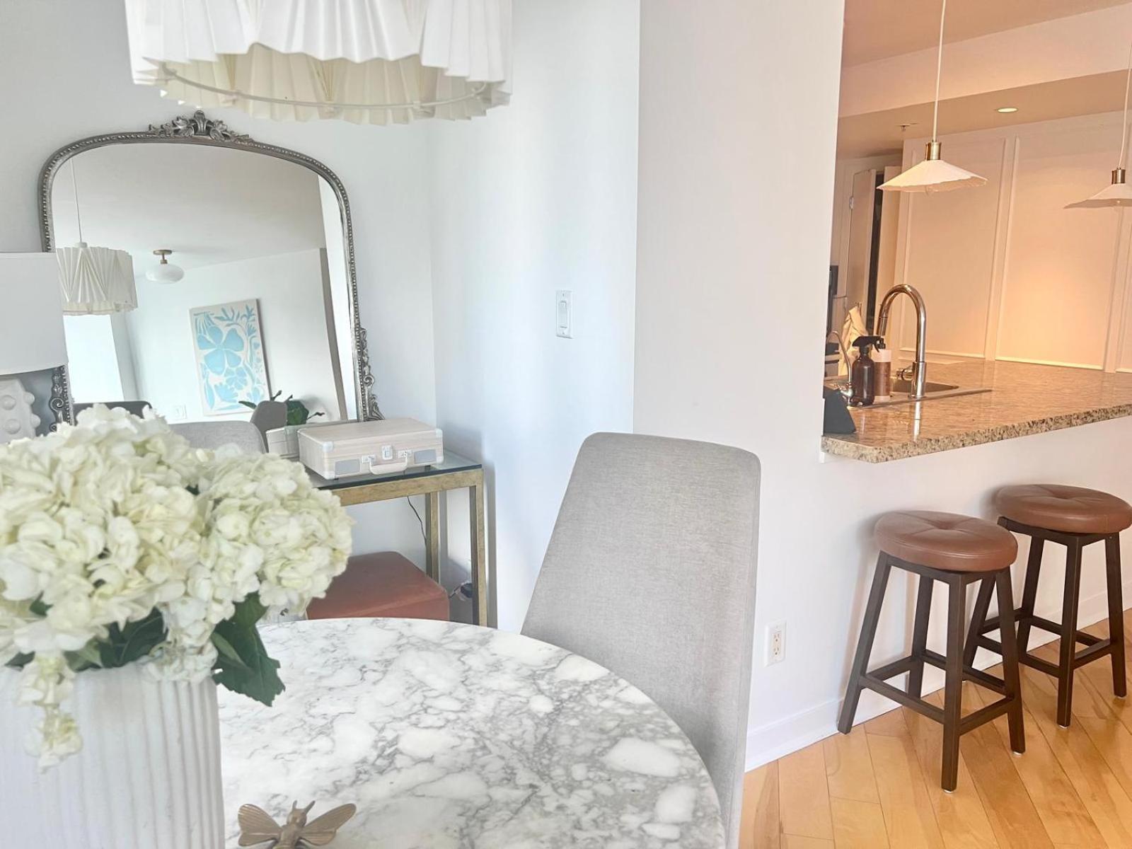 Lovely One-Bedroom Apartment With Pool, Hot Tub, And Gym In The Heart Of Downtown, Skytrain 3Min Away แวนคูเวอร์ ภายนอก รูปภาพ