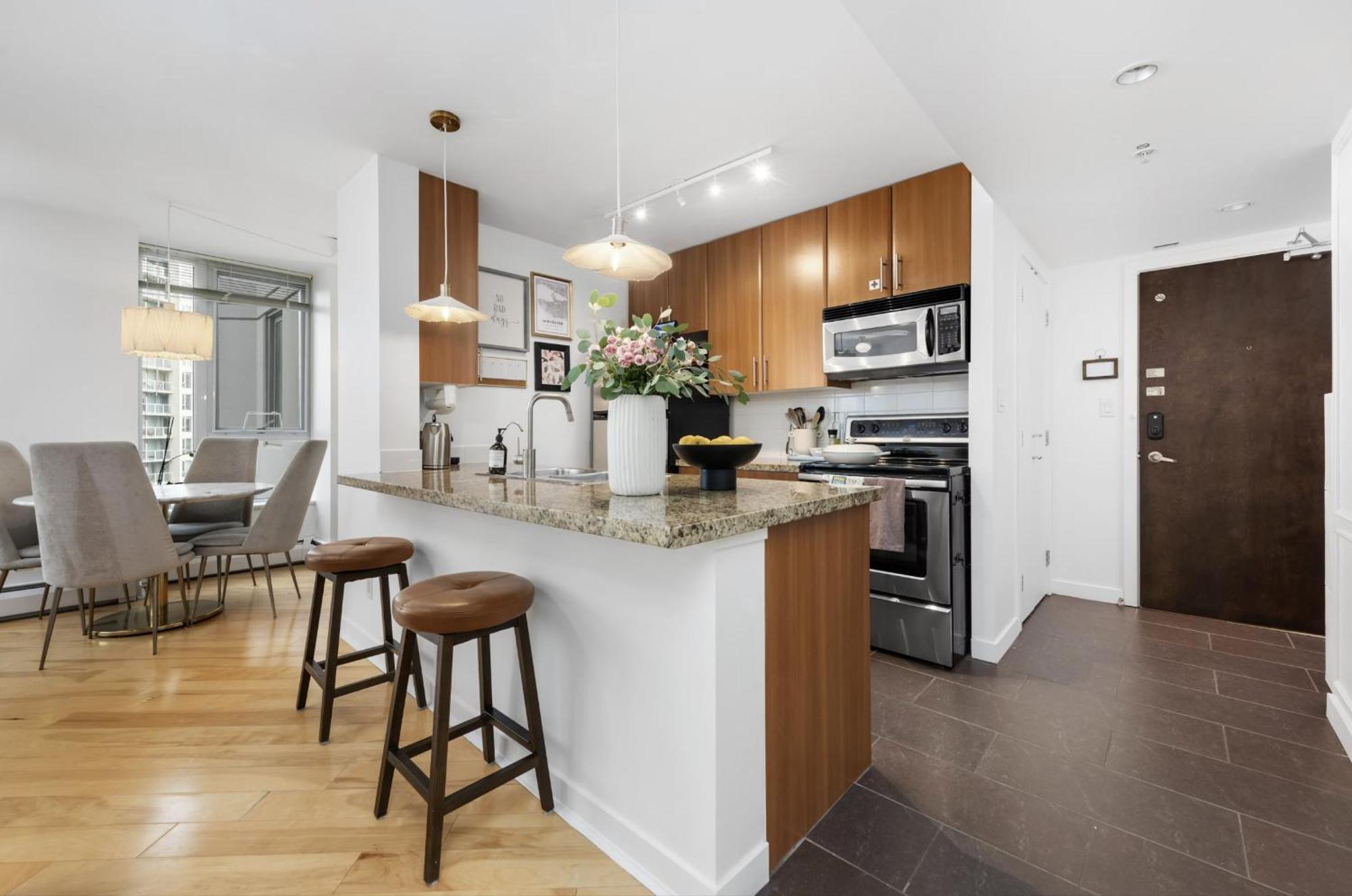 Lovely One-Bedroom Apartment With Pool, Hot Tub, And Gym In The Heart Of Downtown, Skytrain 3Min Away แวนคูเวอร์ ภายนอก รูปภาพ