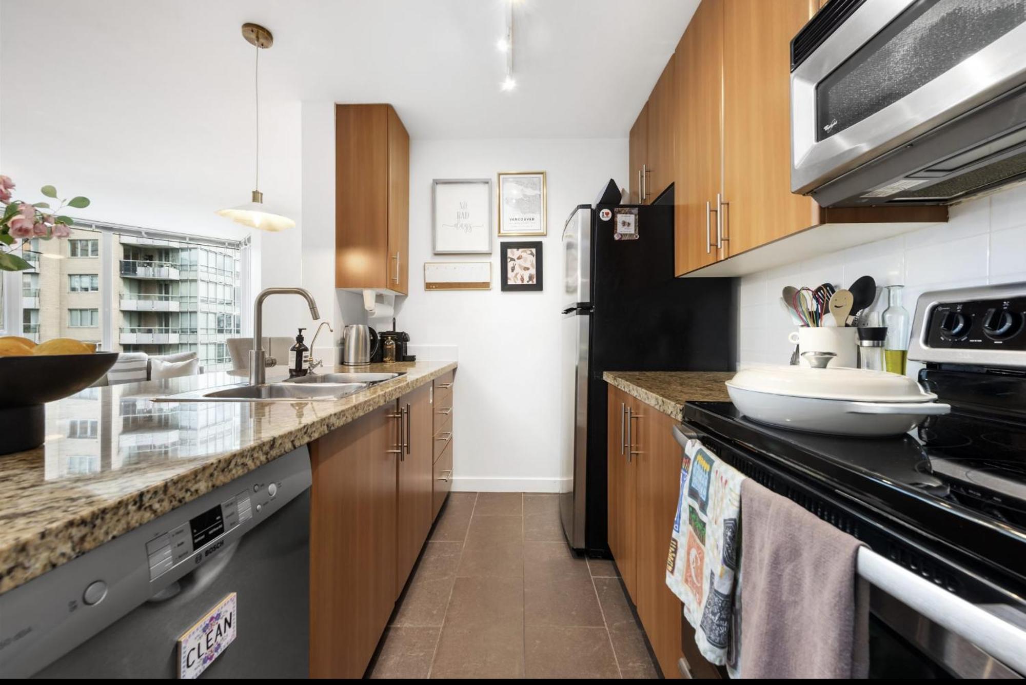 Lovely One-Bedroom Apartment With Pool, Hot Tub, And Gym In The Heart Of Downtown, Skytrain 3Min Away แวนคูเวอร์ ภายนอก รูปภาพ