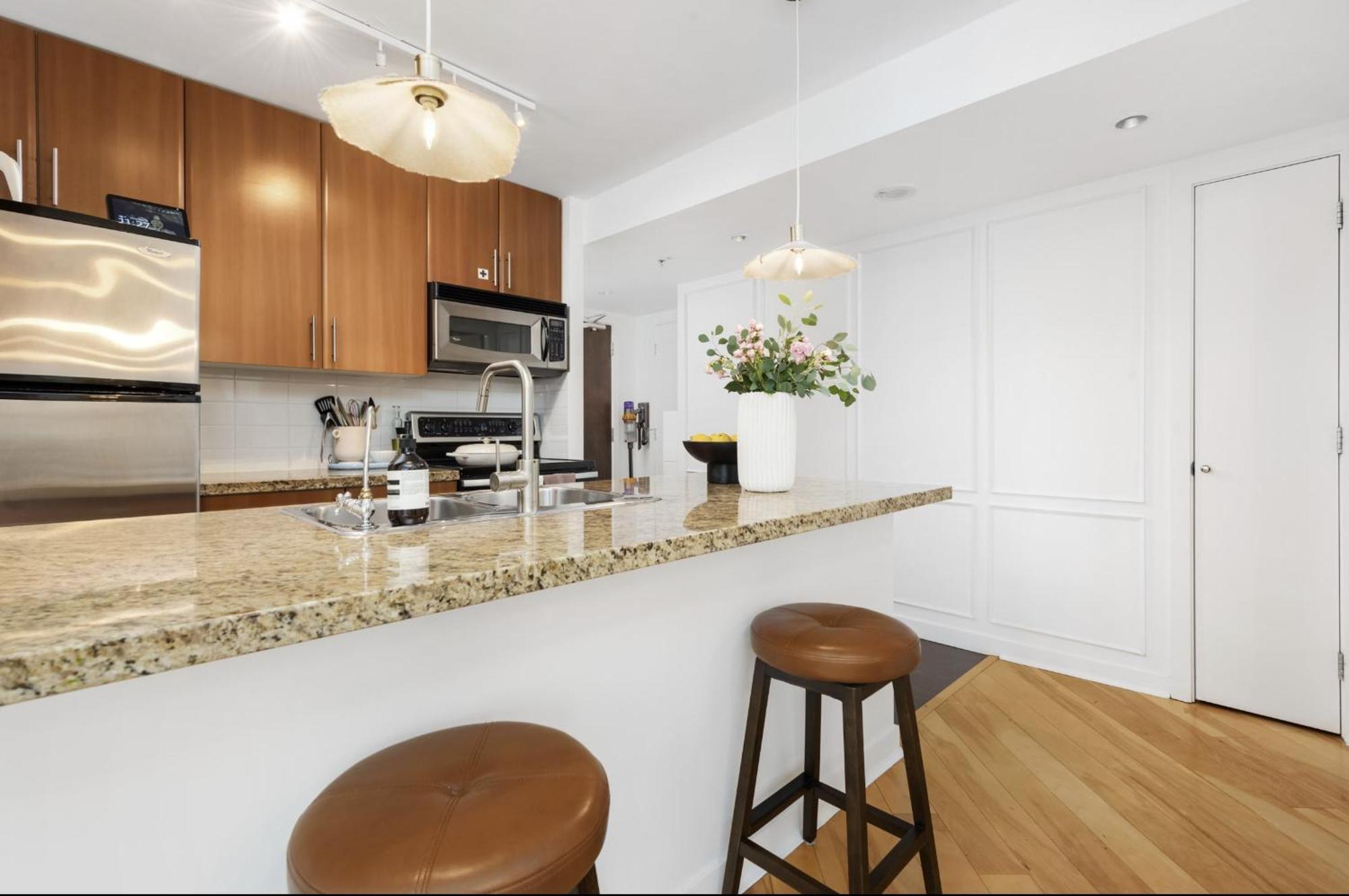 Lovely One-Bedroom Apartment With Pool, Hot Tub, And Gym In The Heart Of Downtown, Skytrain 3Min Away แวนคูเวอร์ ภายนอก รูปภาพ