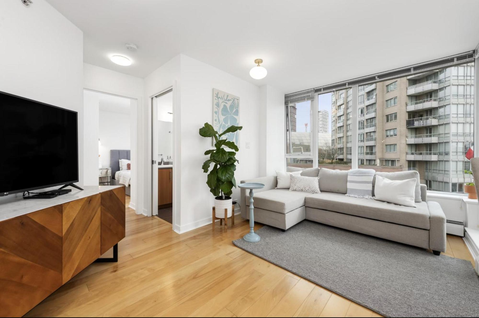 Lovely One-Bedroom Apartment With Pool, Hot Tub, And Gym In The Heart Of Downtown, Skytrain 3Min Away แวนคูเวอร์ ภายนอก รูปภาพ