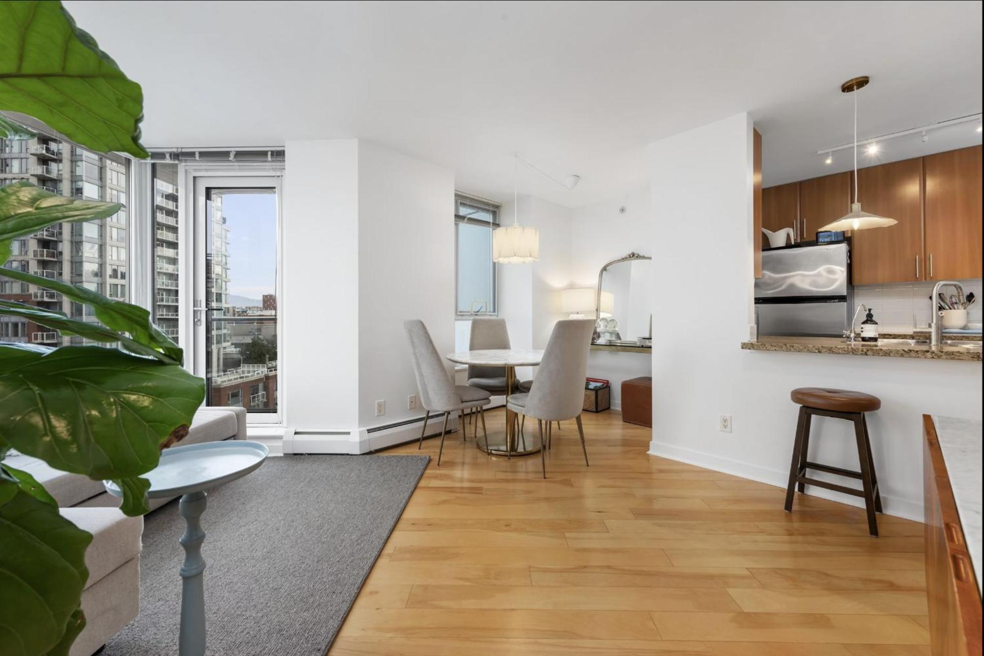 Lovely One-Bedroom Apartment With Pool, Hot Tub, And Gym In The Heart Of Downtown, Skytrain 3Min Away แวนคูเวอร์ ภายนอก รูปภาพ