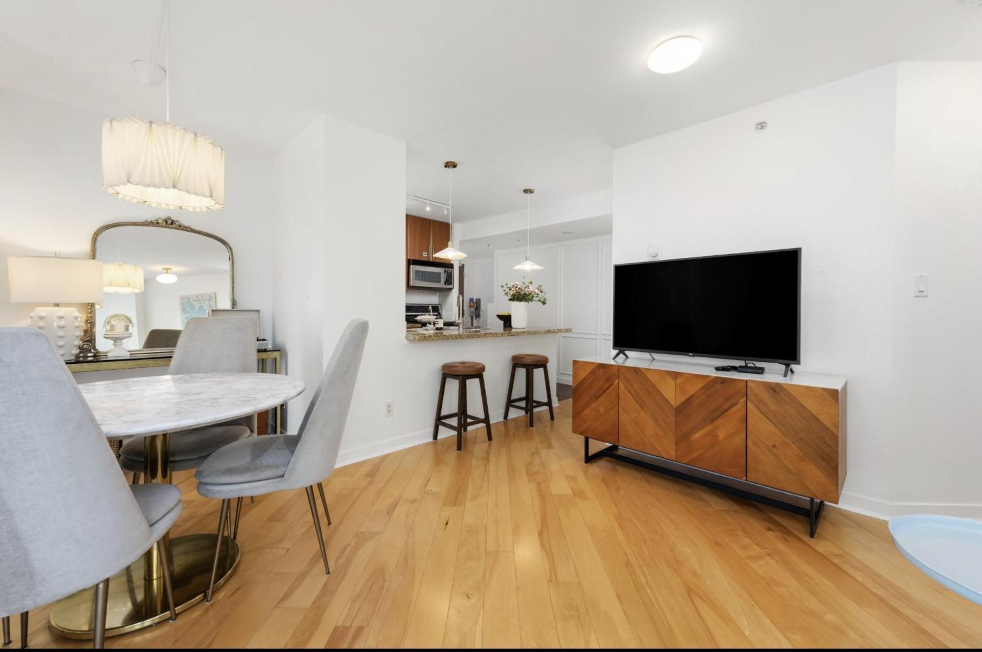 Lovely One-Bedroom Apartment With Pool, Hot Tub, And Gym In The Heart Of Downtown, Skytrain 3Min Away แวนคูเวอร์ ภายนอก รูปภาพ
